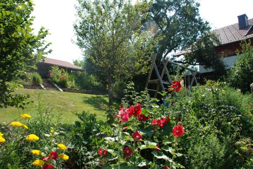 Taman di luar Familienferienhof Stabauer