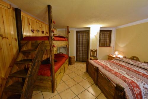 a bedroom with two bunk beds and a bed at L'Atelier du Temps - BODON APPARTEMENT in Cogne