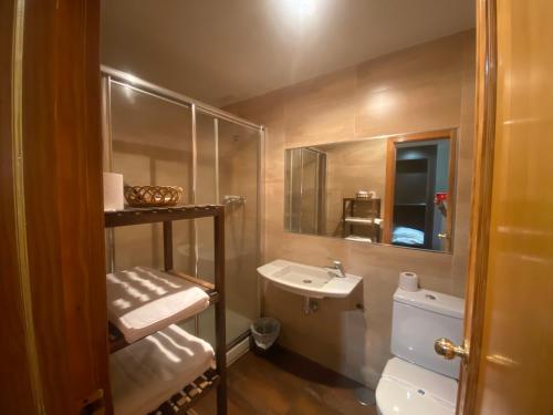 ナヴァルカルネロにあるHotel Labradorの小さなバスルーム(洗面台、トイレ付)