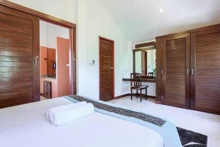 Tempat tidur dalam kamar di Palm Village