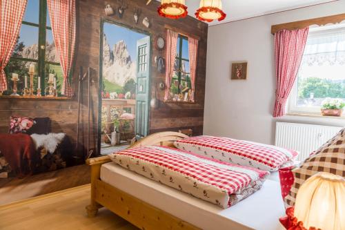 Postel nebo postele na pokoji v ubytování Ferienwohnung Annamirl