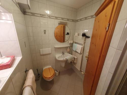 Kylpyhuone majoituspaikassa Gästehaus Annemarie