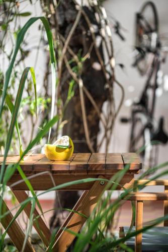 a banana sitting on top of a wooden table at Lemon Tree Stay in Faro