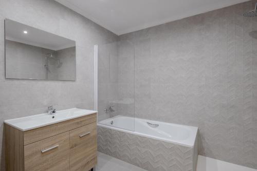 Ένα μπάνιο στο Nerja Capistrano Villa