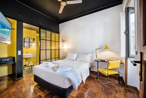 a bedroom with a bed and a desk and a chair at Lemon Tree Stay in Faro