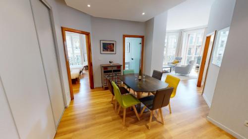 une salle à manger et un salon avec une table et des chaises dans l'établissement Bleu Mésange - 2 Bedrooms and 2 Bathrooms, à Strasbourg