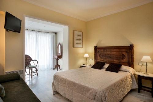 En eller flere senger på et rom på Hotel El Molí