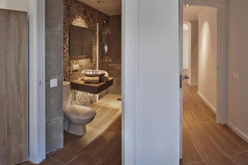 łazienka z toaletą, umywalką i wanną w obiekcie Mansion Alba w mieście Alcaudete