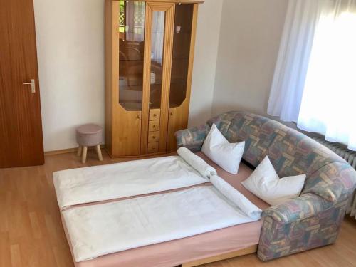 Un pat sau paturi într-o cameră la Ferienwohnung Rotensol