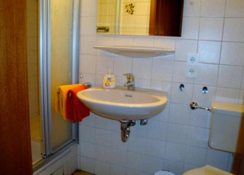 a bathroom with a white sink and a toilet at Ferienwohnung S und K Bremerhaven in Bremerhaven