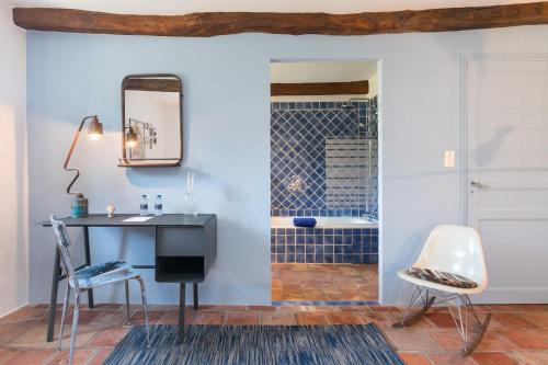 Koupelna v ubytování Domaine du Clos d'Alari-chambres d'hôtes au milieu des vignes