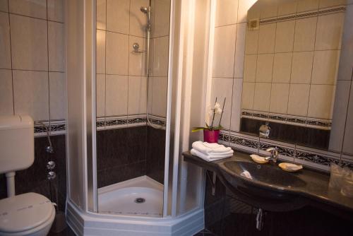 Ett badrum på Hotel Marami