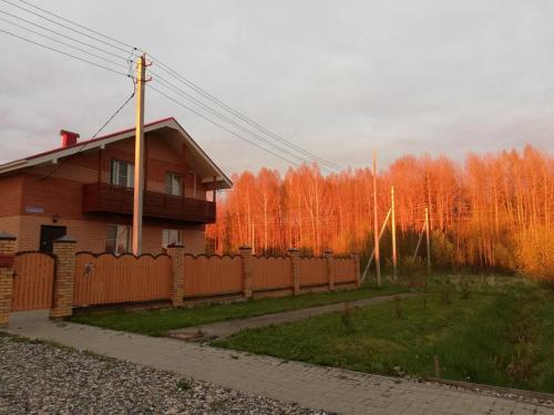 MarfinoにあるApartment on Sadovaya 23の塀と木を背景にした家