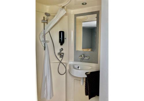 ein Badezimmer mit Dusche und Waschbecken in der Unterkunft Première Classe La Rochelle Sud-Aytré in Aytré
