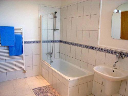 ein Badezimmer mit Dusche, Badewanne und Waschbecken in der Unterkunft Lydia in Vysoké Tatry