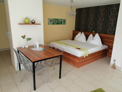 Schlafzimmer mit einem Bett, einem Tisch und einem Schreibtisch in der Unterkunft Gartenappartement Ybbs in Ybbs an der Donau