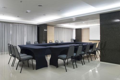 a conference room with a long table and chairs at Master Porto Alegre Hotel - Av Carlos Gomes, Próximo ao Consulado Americano in Porto Alegre