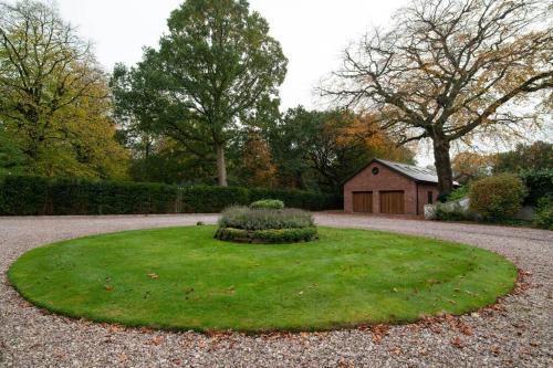 Luxury Coach house next to woodland in Knutsford