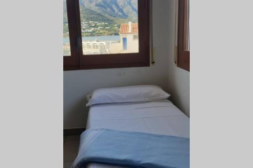 En eller flere senge i et værelse på Àncora, apartamento 2 hab. con vistas al mar U1