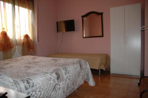 1 dormitorio con 2 camas, espejo y ventana en B&B Villa Carolina, en Vaprio dʼAdda