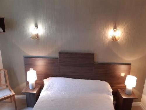 Una cama o camas en una habitación de Logis Hotels - Hôtel Le Boulevard