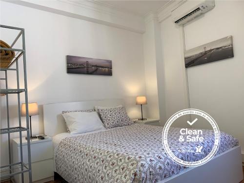 1 dormitorio con 1 cama y 2 cuadros en la pared en Discovery Apartment Expo, en Lisboa