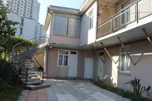 バトゥミにあるIren Apartmentの階段付きの家
