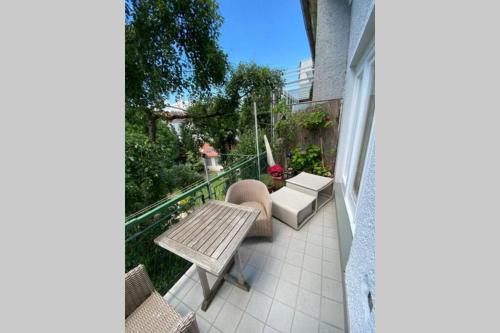 un patio con tavolo e sedie sul balcone. di Graz Altbauwohnung a Graz