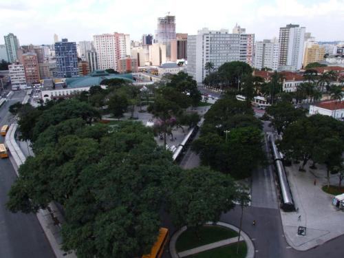 庫里奇巴的住宿－Rede Andrade Guaíra，一条拥有许多树木和建筑的城市街道