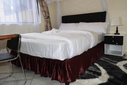 Ένα ή περισσότερα κρεβάτια σε δωμάτιο στο Africa Lodge Arusha