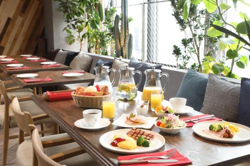 un tavolo di legno con piatti di cibo sopra di Nagoya Kanayama Hotel a Nagoya