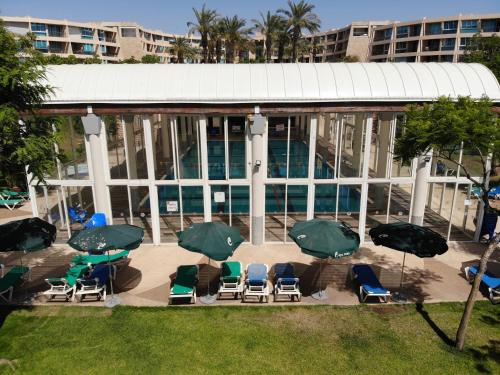 O vedere a piscinei de la sau din apropiere de Caesarea Boutique Suite - סוויטת בוטיק קיסריה