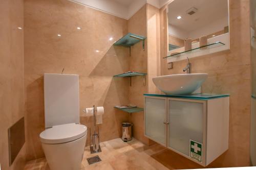 Apartamento Costa Do Sol في فونشال: حمام مع حوض ومرحاض