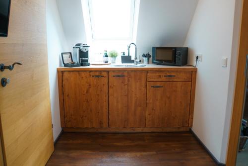 eine Küche mit einem Waschbecken und einem Fenster in der Unterkunft Pension Haus Sanz in Wien