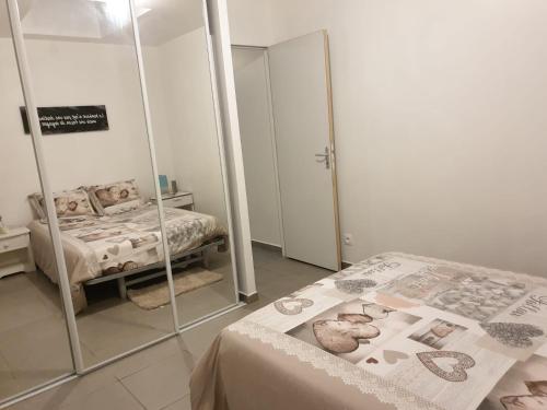 Postel nebo postele na pokoji v ubytování Bel Appartement T2 Climatisé avec piscine Poitiers-Futuroscope-CREPS de Poitiers