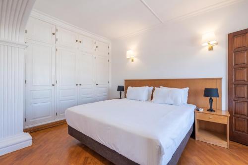 Una cama o camas en una habitación de Bertolina Guest House