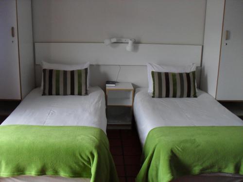dwa łóżka siedzące obok siebie w pokoju w obiekcie Juffroushoogte Gaste Plaas w mieście Vredenburg