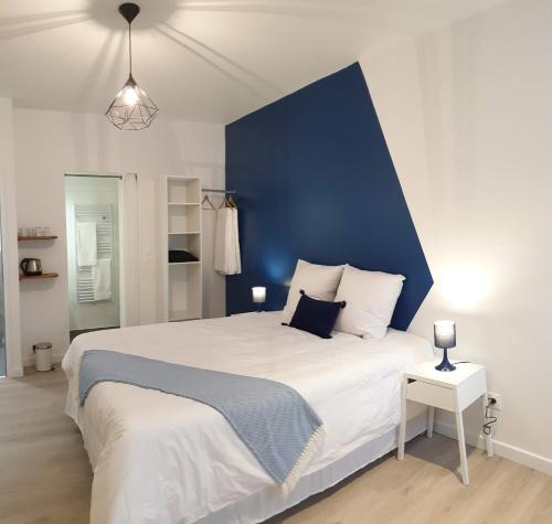 Un pat sau paturi într-o cameră la Chambres privées hyper-centre Epernay lit 160x200cm