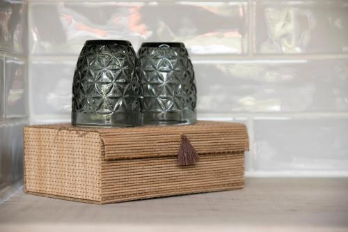 two black vases sitting on top of a wooden box at B&B Het Soetewater in Beernem