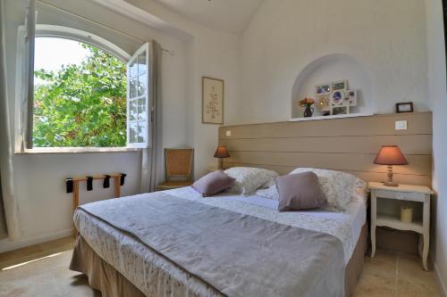 מיטה או מיטות בחדר ב-Le Mazet de Tourrettes