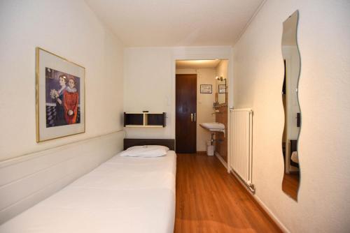um pequeno quarto com duas camas em Hotel St. Gervais em Genebra