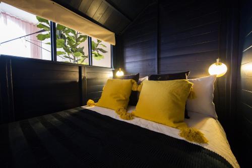 Lova arba lovos apgyvendinimo įstaigoje The Beach Hut in Shoreditch, by the Design Traveller