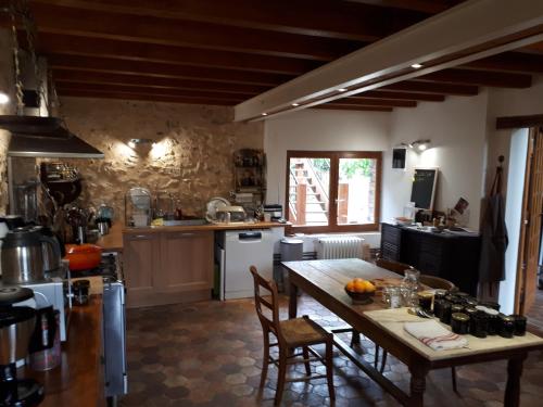 Η κουζίνα ή μικρή κουζίνα στο La grange des Blins