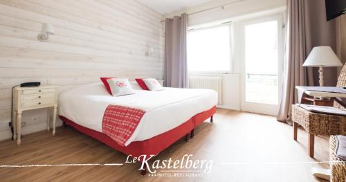 Säng eller sängar i ett rum på Hôtel Restaurant Le Kastelberg, The Originals Boutique
