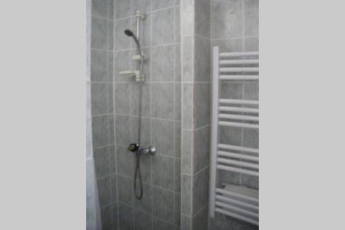 une salle de bain avec douche aux carreaux gris dans l'établissement LA TRUFFIERE, à Castelnau-de-Mandailles