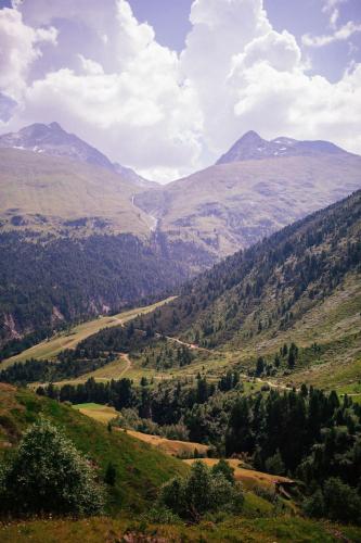 a view of a valley with mountains in the background at Garni Stefani in Vent