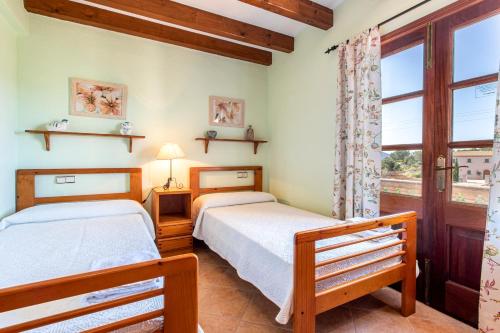 Villa can Canaveret By homevillas360 tesisinde bir odada yatak veya yataklar