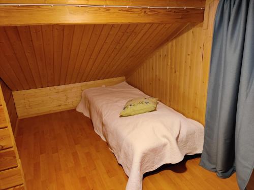 ein kleines Zimmer mit einem Bett in einer Hütte in der Unterkunft Kaijonselän mökit Kaita in Kaitainen