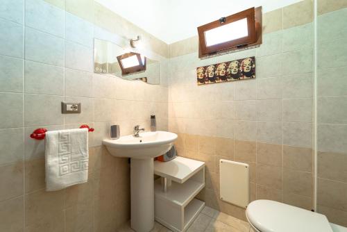アルゲーロにあるSweet Seaの洗面台とトイレ付きのバスルーム