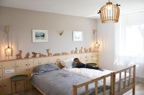 Lesnavesna designer Apartment with a garden tesisinde bir odada yatak veya yataklar